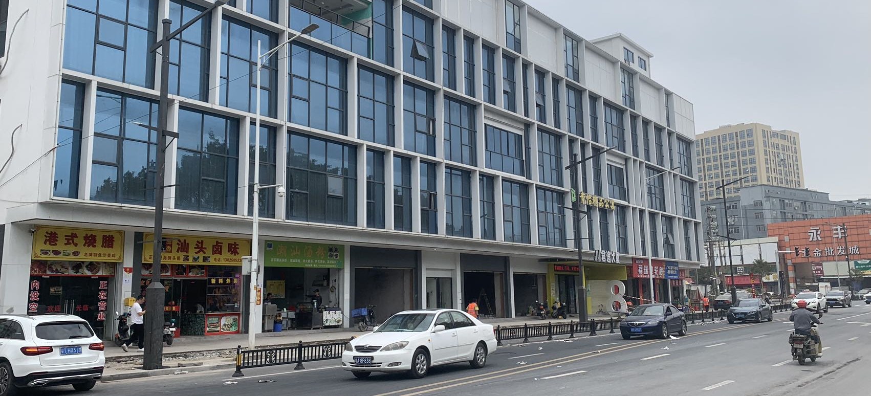 广州白云火车站西侧道路照明工程实景（名匠智汇供货路灯沿街布设）