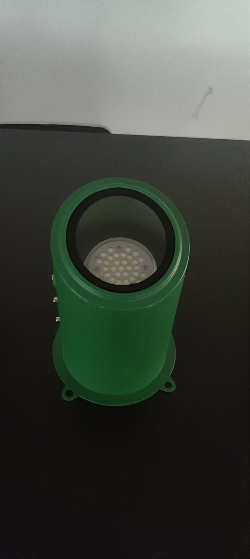 绿色地埋照树灯产品图(铸铝底座+可调角度 LED 模组,适用于古建景区行道树与绿化带景观照明)