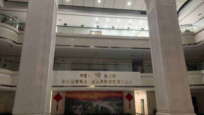 珠海拱北海关大楼大堂照明实景——守国门促发展标语墙