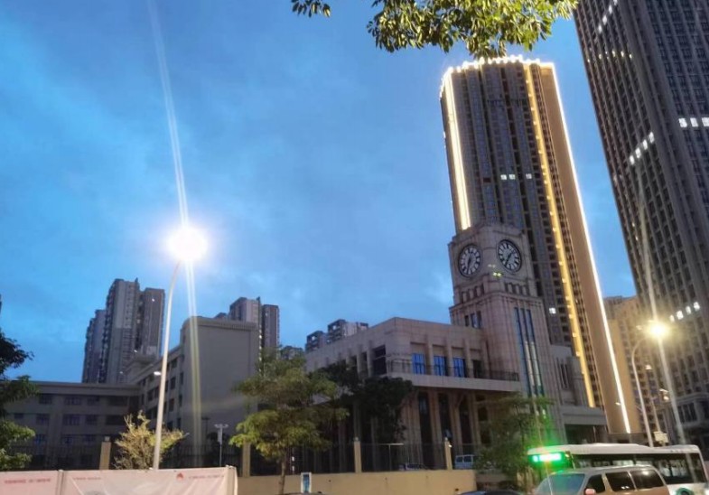 国维中央广场整体泛光项目实拍(钟楼金色线条+塔楼亮化)