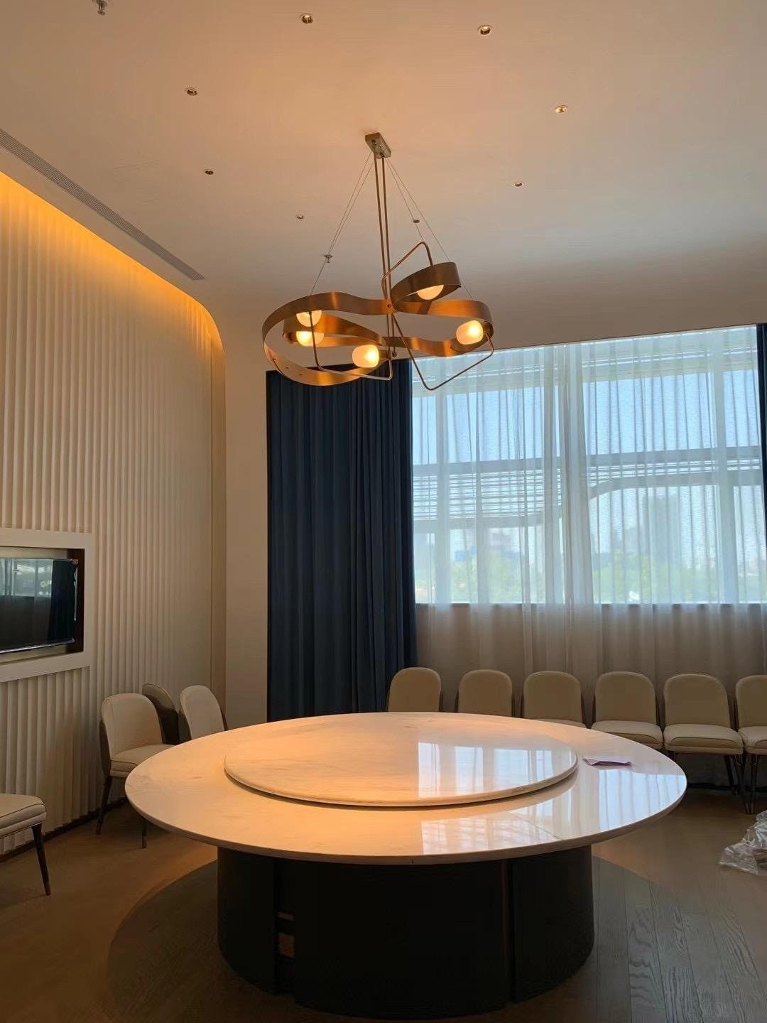 南航大酒店包间金色飘带艺术吊灯(非标定制)