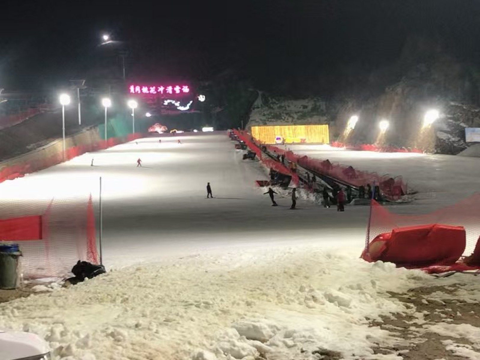 湖北桃花冲滑雪场专业场地照明实景